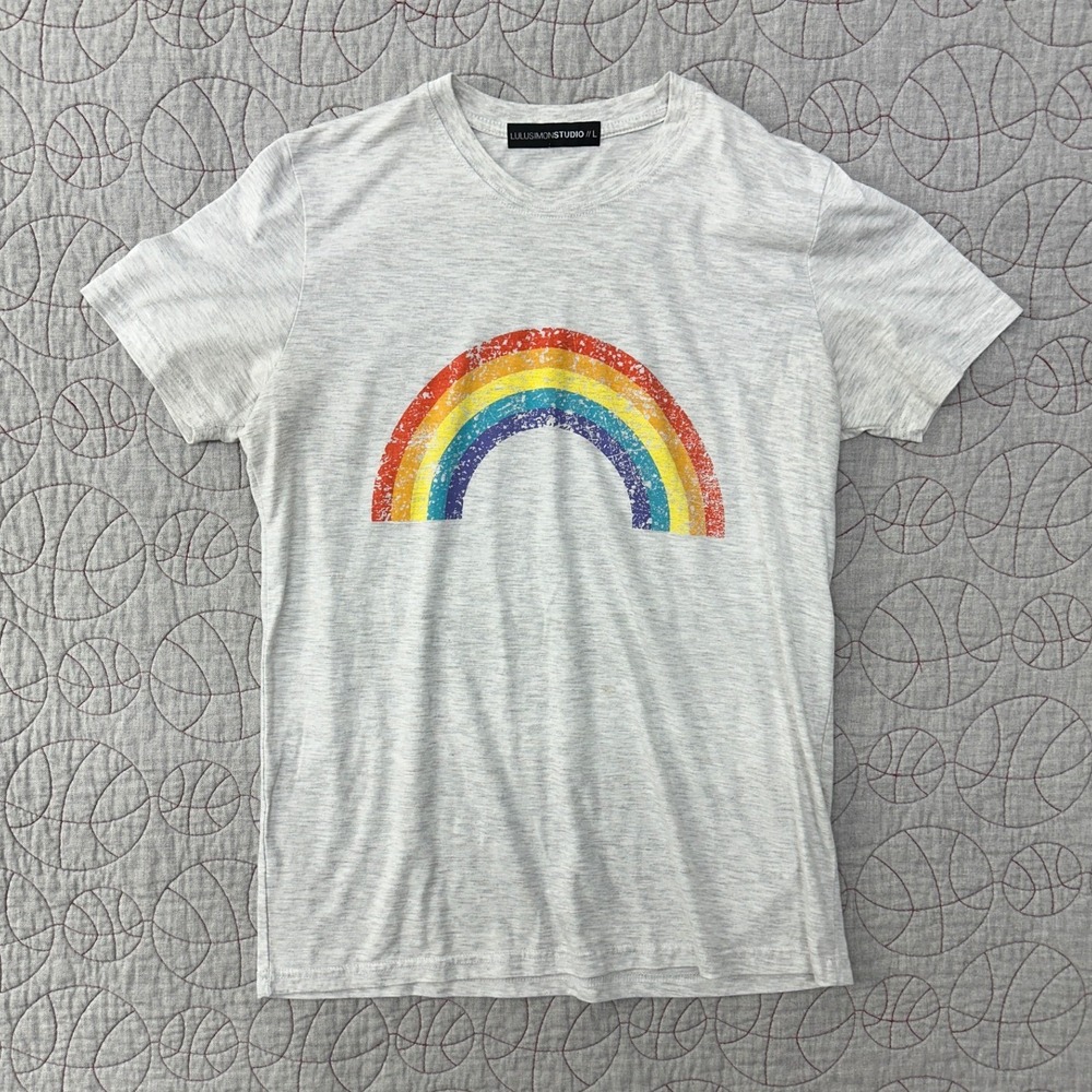 LULUSIMONSTUDIO T-Shirt Gray Heathered Distressed Rainbow / Womens Large